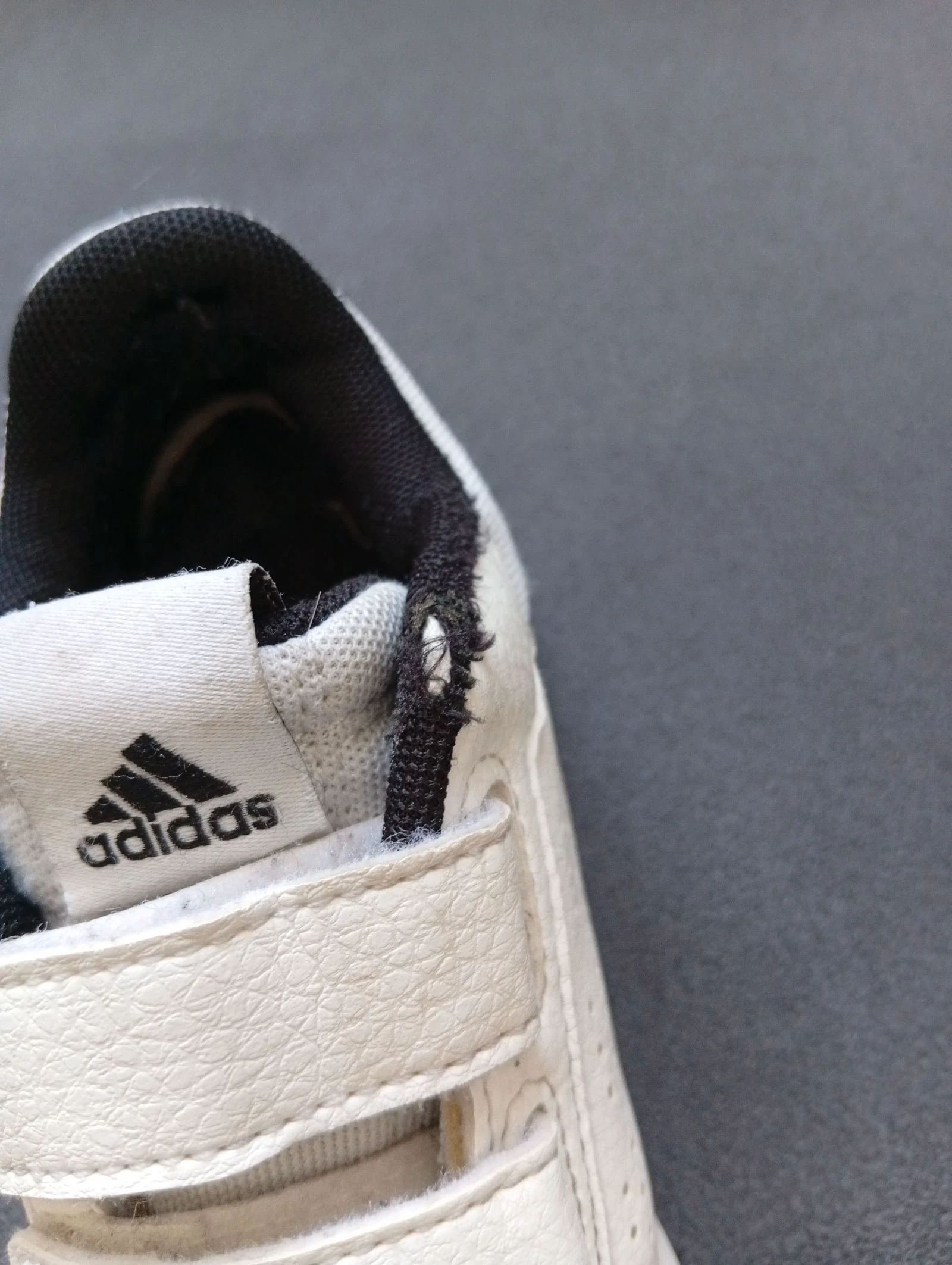 Tênis Adidas infantil brancos e pretos - Tamanho 29 - Com velcro – photo 9
